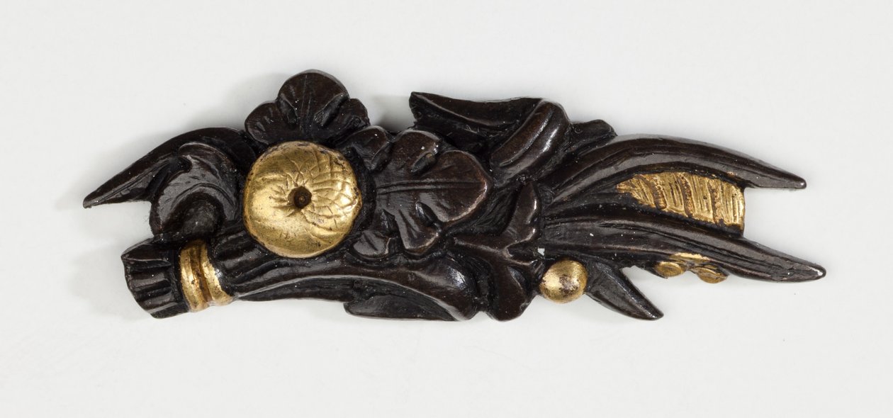 Menuki, o adorno de empuñadura, en forma de arreglo floral de Japanese School