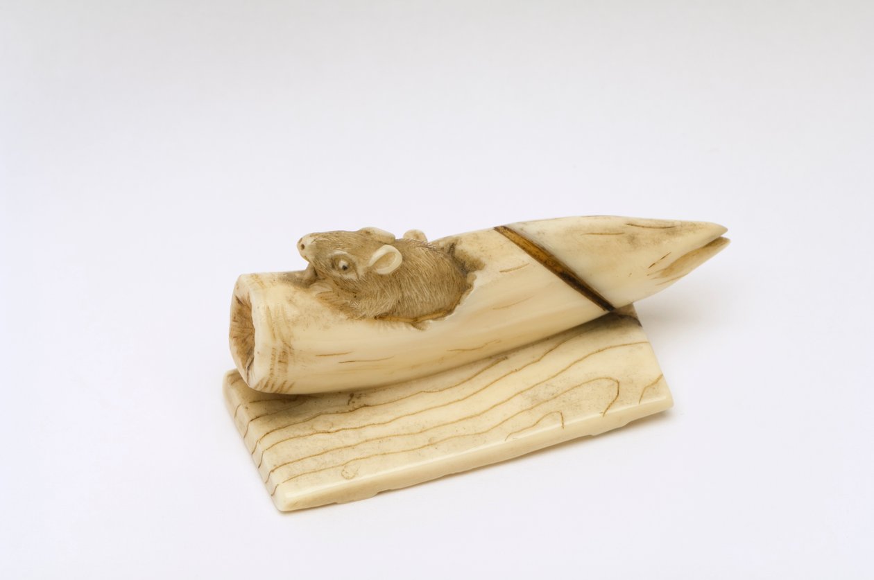 Netsuke de un ratón emergiendo de un brote de bambú de Japanese School