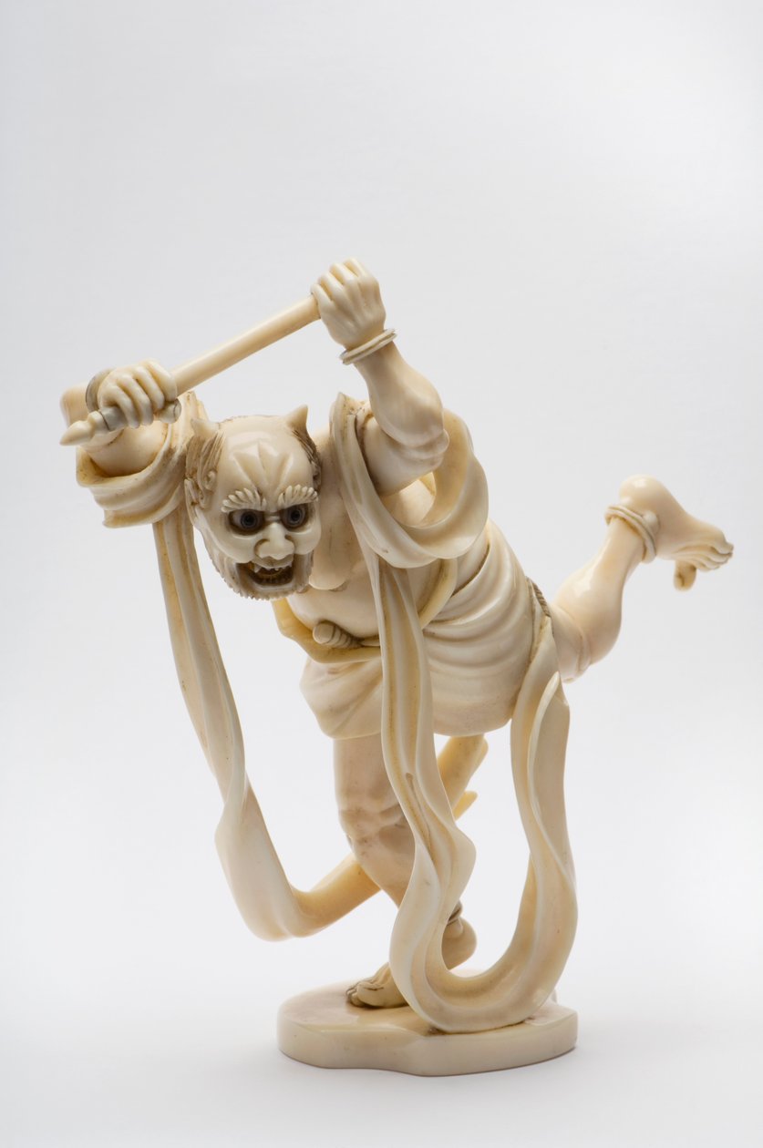 Okimono en forma de demonio sosteniendo un palo de Japanese School