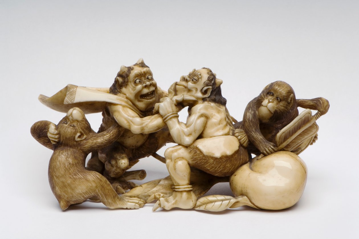 Okimono de dos demonios peleando, observados por dos monos de Japanese School