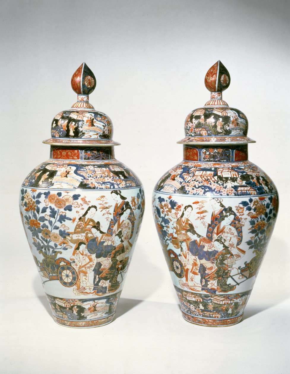 Par de jarrones balustre Imari con tapas de Japanese School