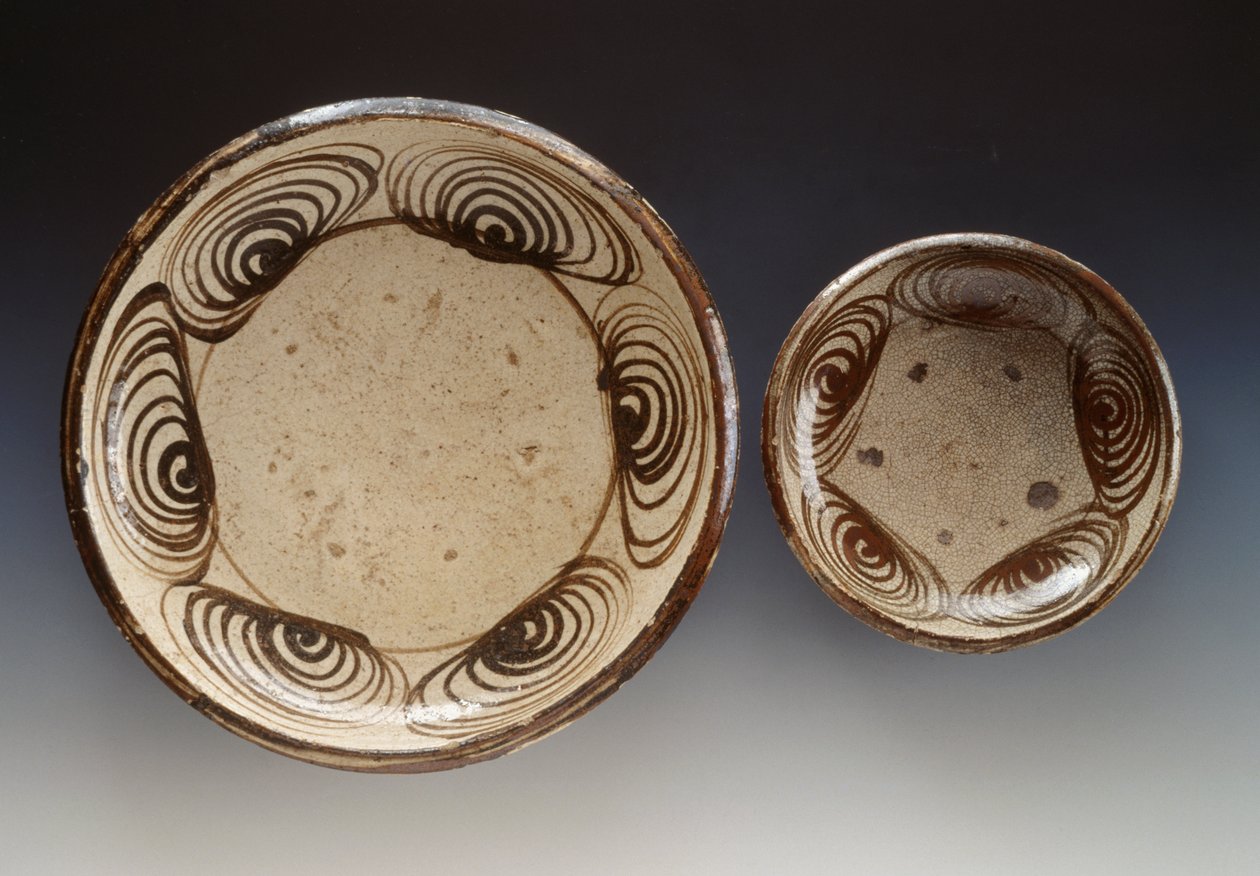 Platos decorados con umanomezara (círculos con patrón de ojo de caballo), finales del siglo XVIII-principios del siglo XIX, cerámica esmaltada, producida en Seto, diámetro 21.5 cm y 34.5 cm, civilización japonesa, período Edo de Japanese School