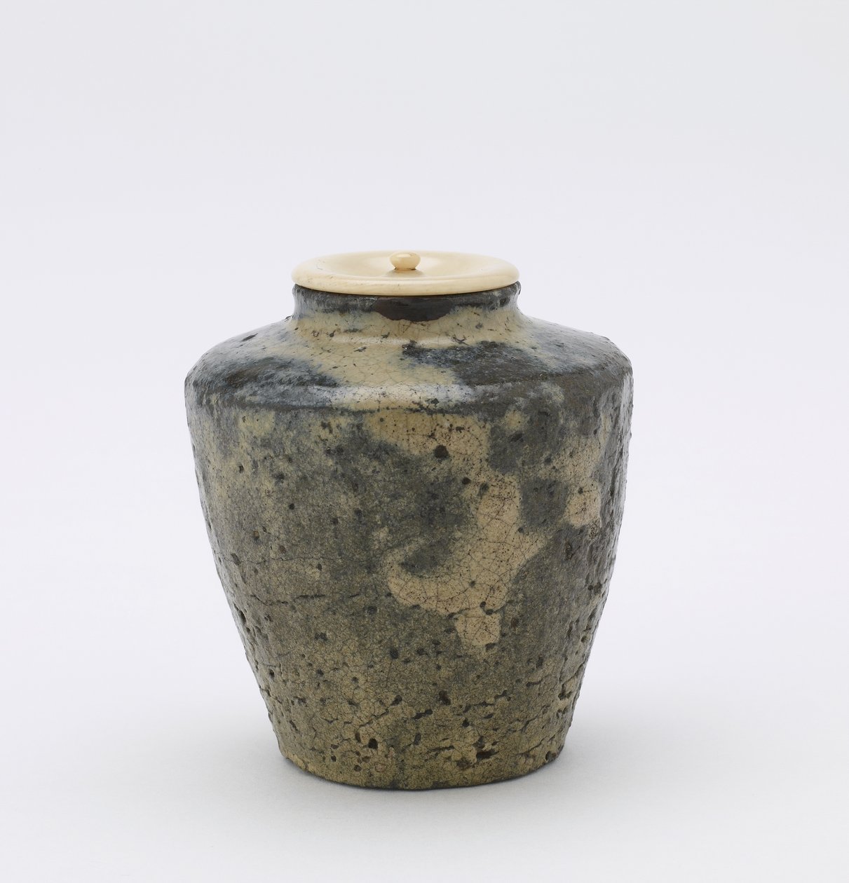 Caddy de té con lados facetados, tipo katatsuki, prefectura de Kumamoto, Período Edo, finales del siglo XVIII-XIX de Japanese School
