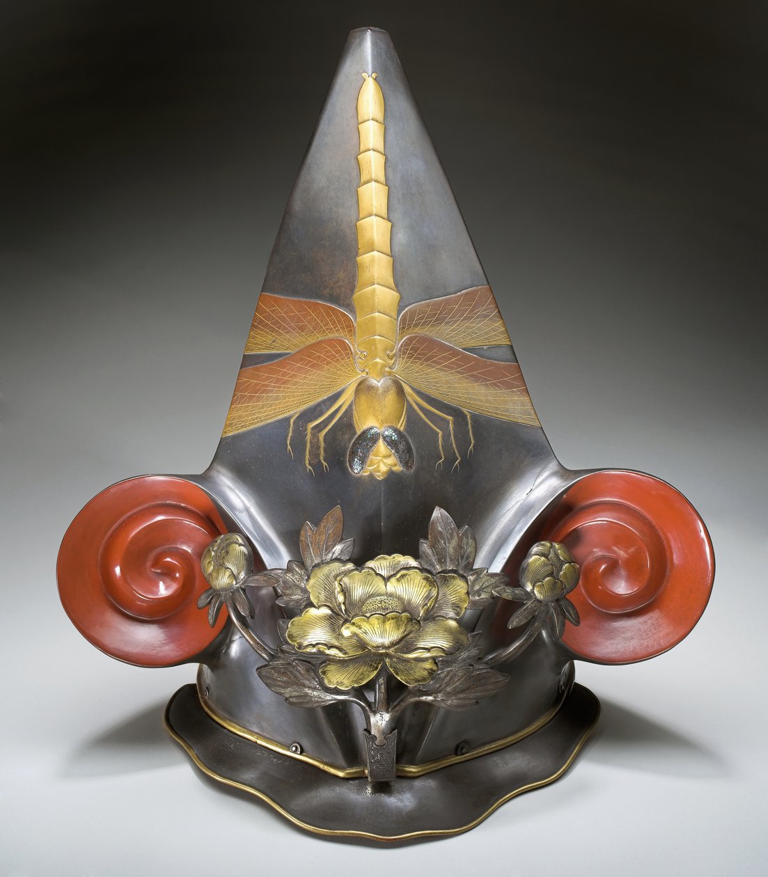 Casco teatral para el teatro Kabuki (laca sobre tela con incrustaciones de latón y concha) de Japanese School