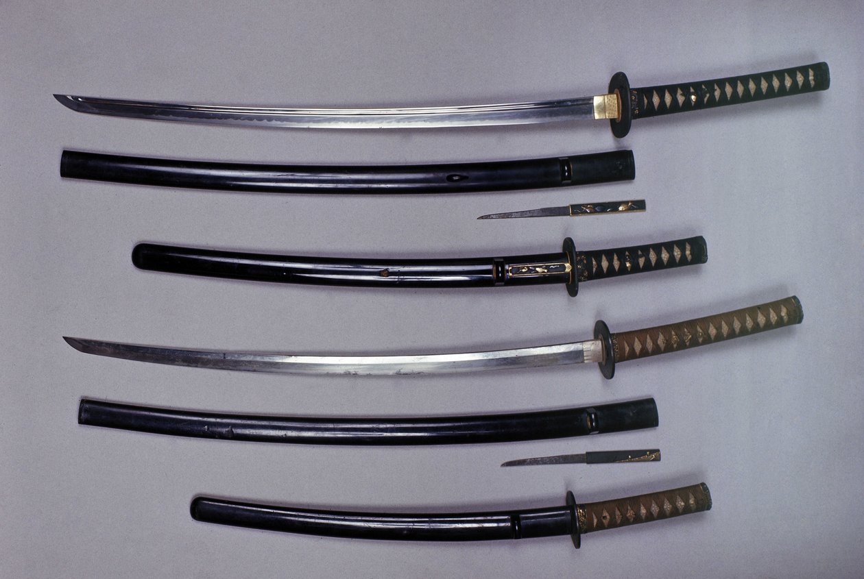 Arriba: una katana, espada japonesa y su funda, wakizashi, espada corta japonesa en su funda, pequeño daga Kokatawa guardada en la misma vaina. Las tres son del siglo XVIII. Las inferiores son del siglo XVII. de Japanese School