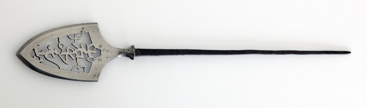 Yanone (punta de flecha) de tipo plano (hirane), con diseño perforado de caracteres que significan Montaña, Piedra y Agua de Japanese School