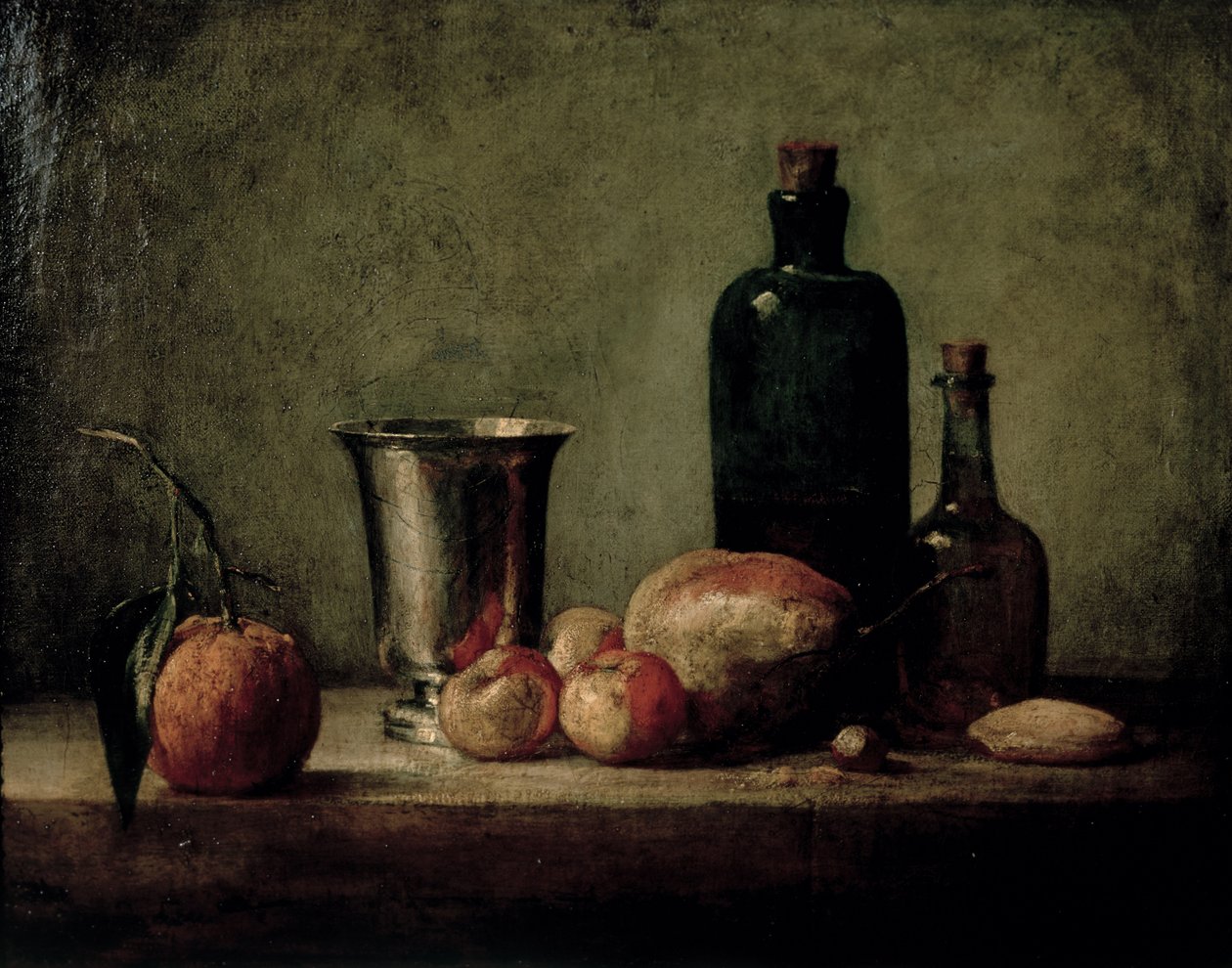 Bodegón con copa de plata, frutas y botellas en una mesa de Jean Baptiste Simeon Chardin
