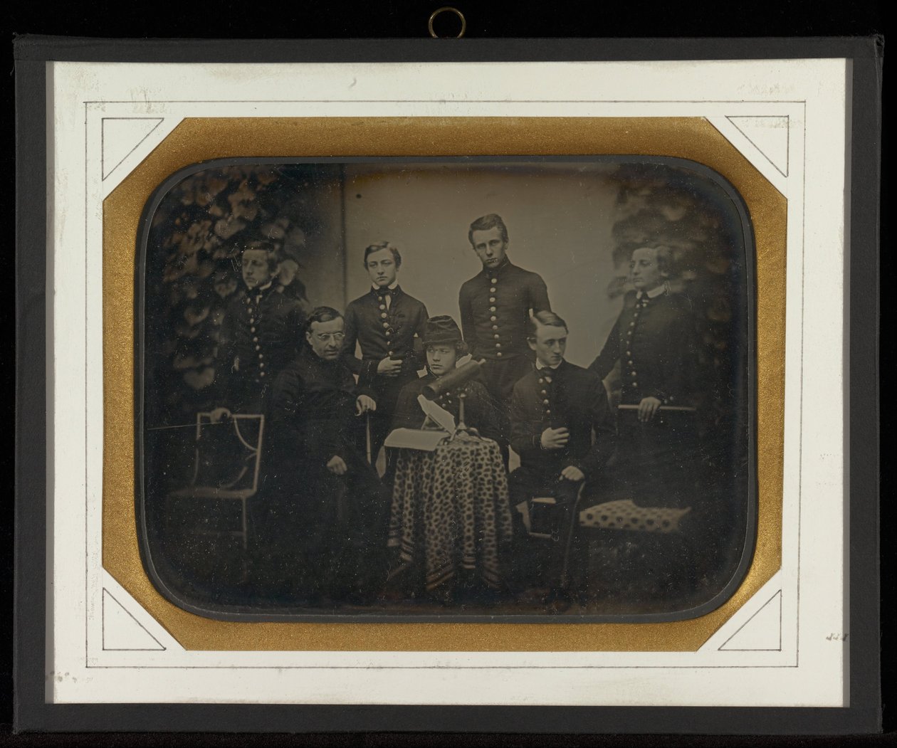 (Retrato de seis niños en uniformes de escuela militar con su director en Beaulieu) de Jean Gabriel Eynard