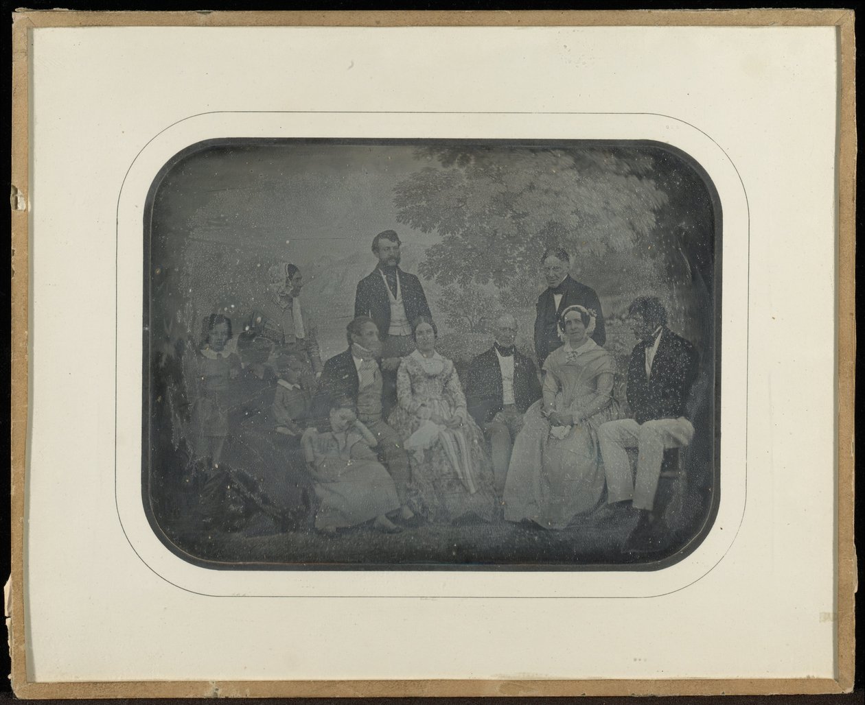 Retrato de grupo de doce miembros del Círculo de Eynard-Lullin frente a un tapiz de Jean Gabriel Eynard