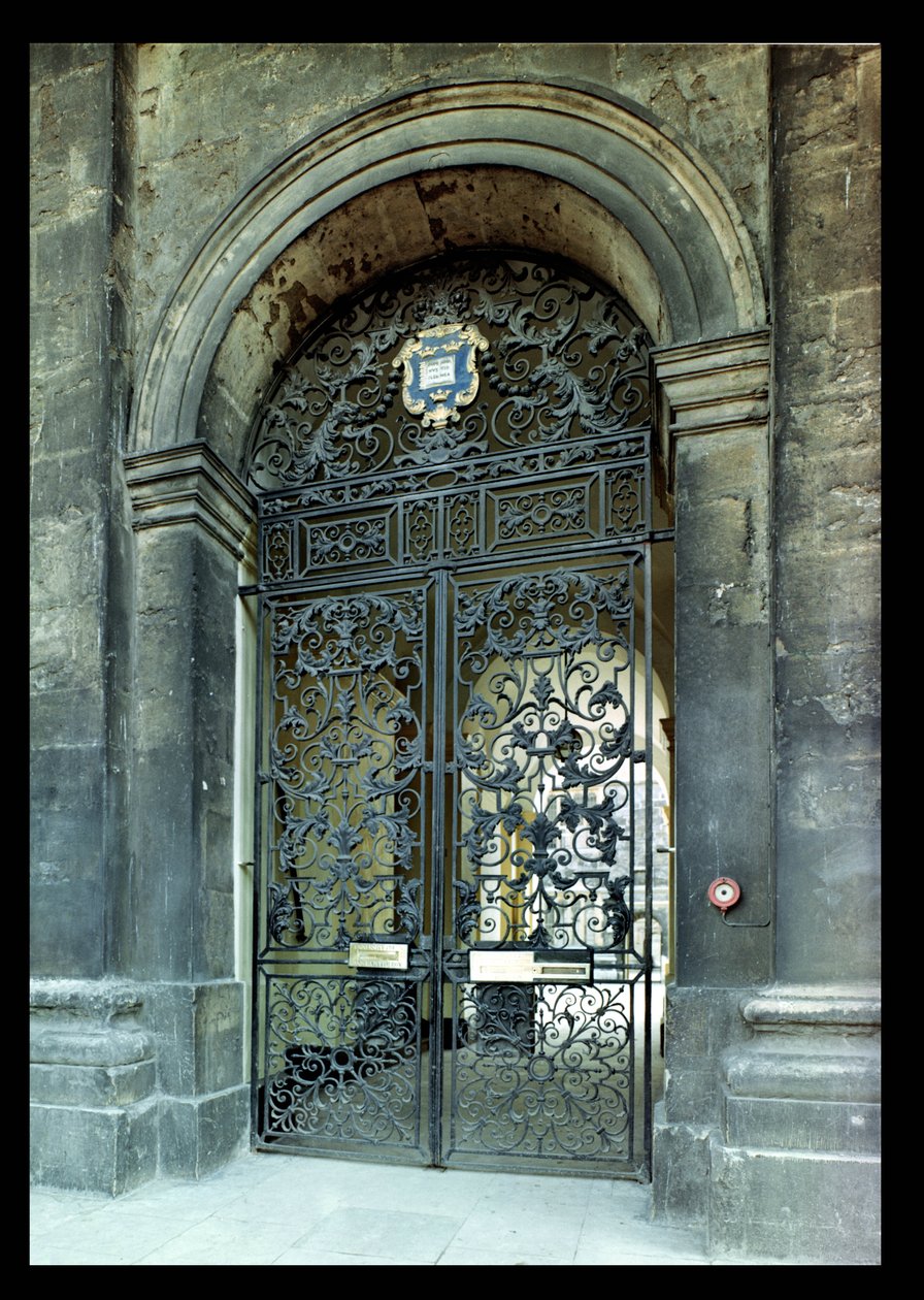 Puertas, panel de travesaño y remate del Edificio Clarendon, Oxford, c.1710 de Jean Tijou