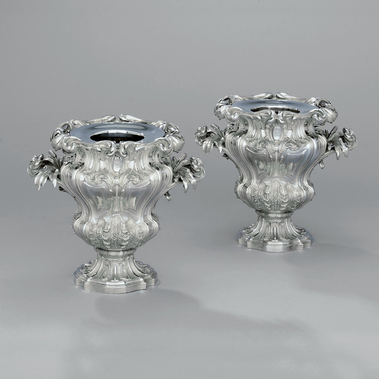 Un par de enfriadores de vino en forma de urna con volutas de follaje y asas de juncos, c.1880 de Jean Baptiste Gustave Odiot