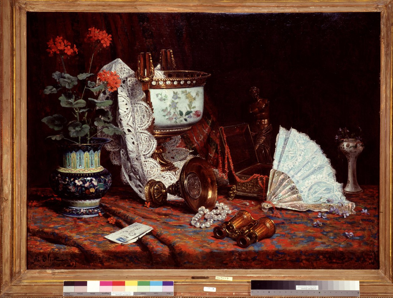 El bodegón tiene la Mesa de abanico cubierta con un jarrón, maceta de geranios, prismáticos. Pintura de Jean Baptiste Olive (1848-1936) Siglo XX Sol. 85x115 cm Mención obligatoria: Colección fondation regards de provence, Marsella de Jean Baptiste Olive