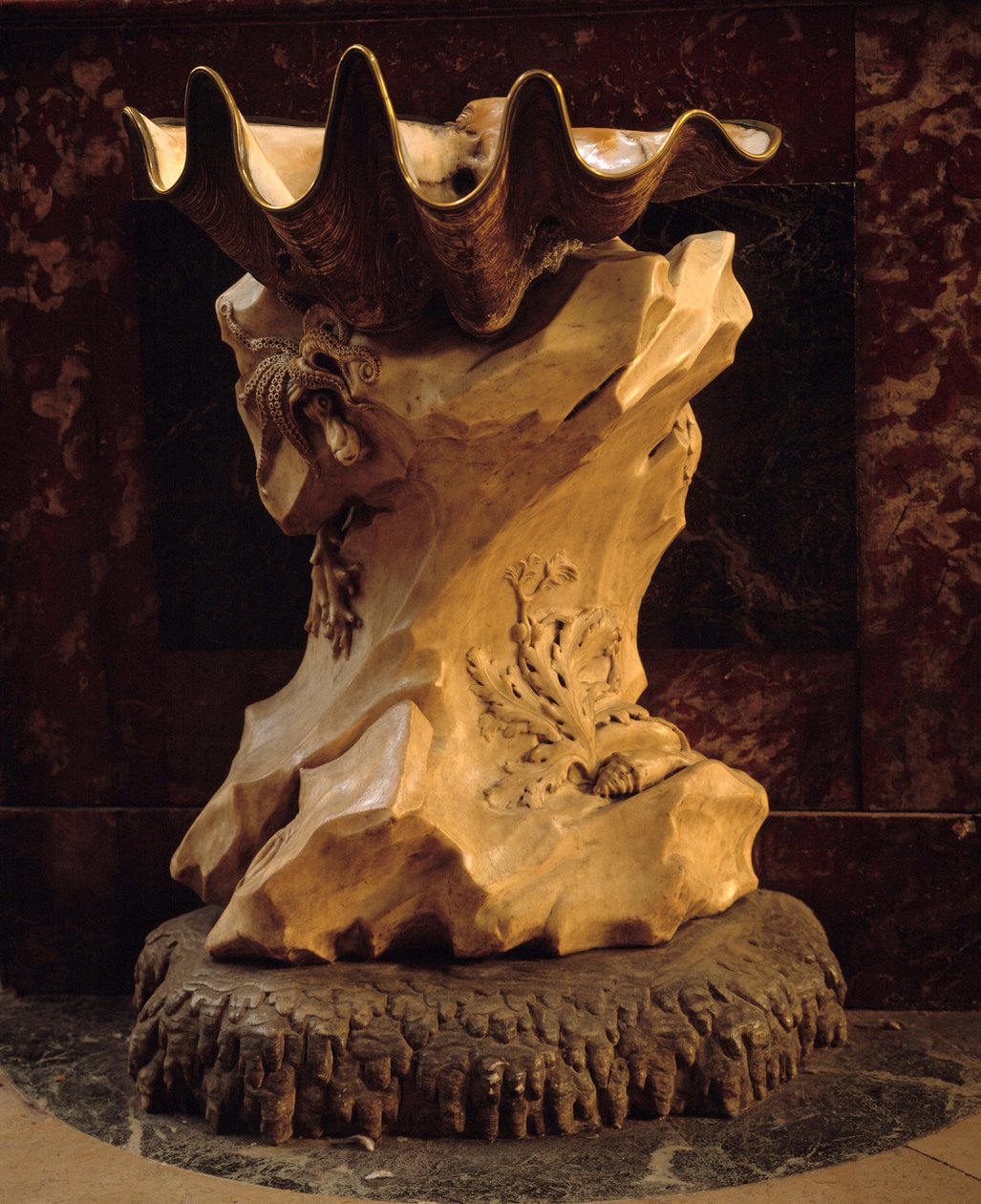 Benditera en forma de concha sobre roca realizada por Jean Baptiste Pigalle 1745 París, Iglesia Saint Sulpice de Jean Baptiste Pigalle