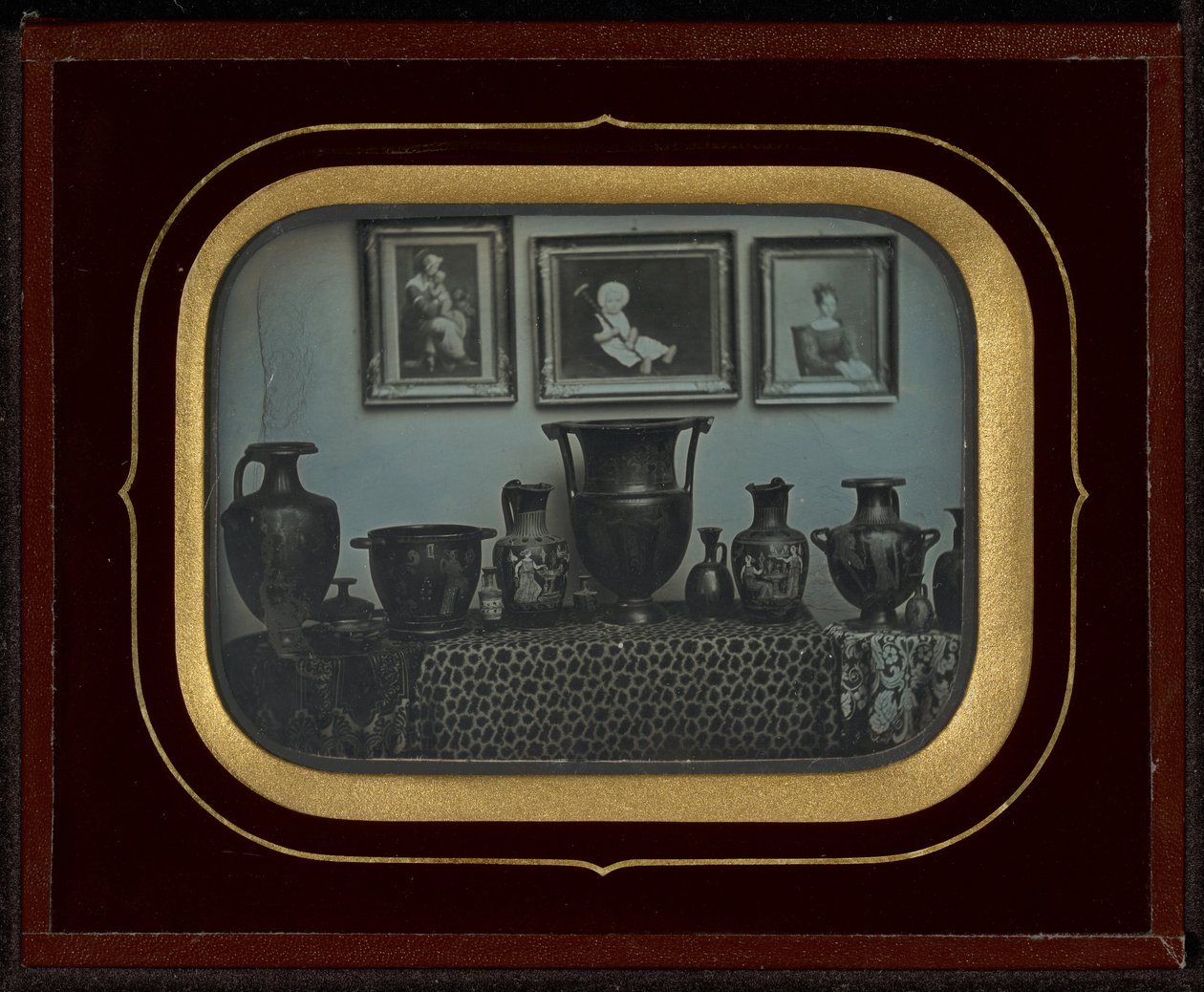 Bodegón de jarrones griegos y tres pinturas de Jean Gabriel Eynard