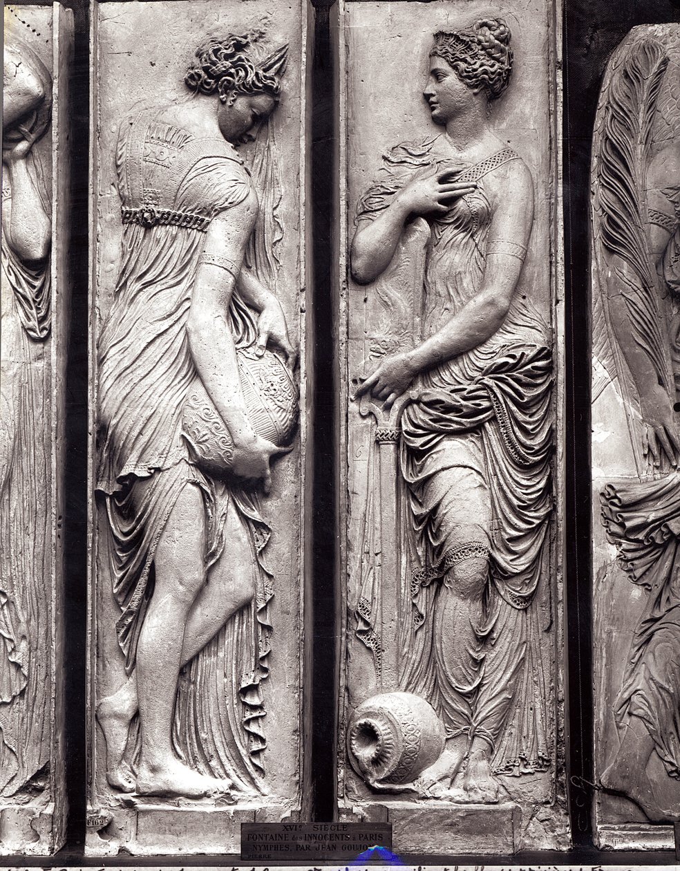 Relieves de la Fuente de los Inocentes que representan ninfas personificando los ríos de Francia (detalle) de Jean Goujon