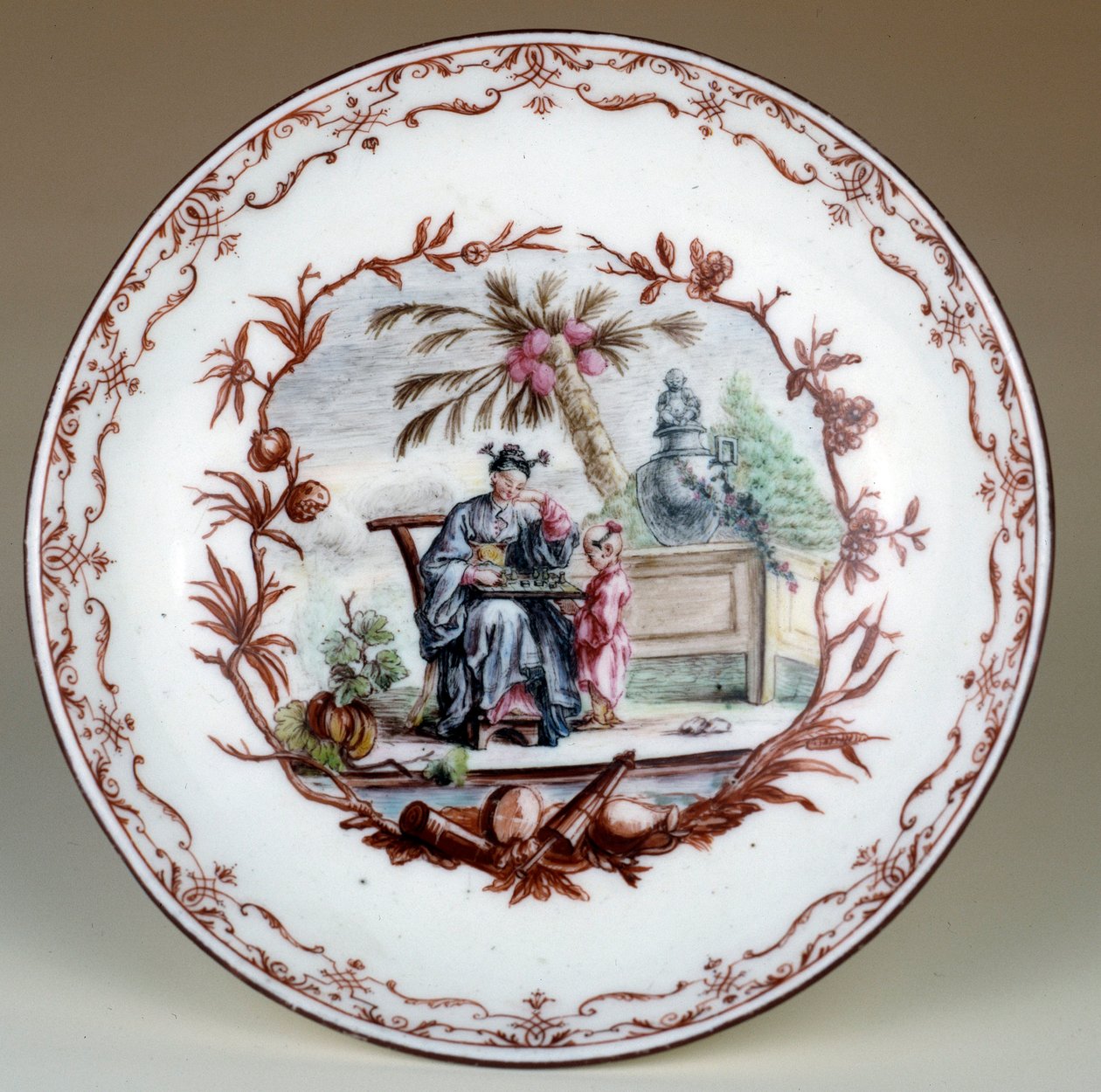Plato de porcelana que representa una escena de ajedrez chino de Jean Michel Liotard
