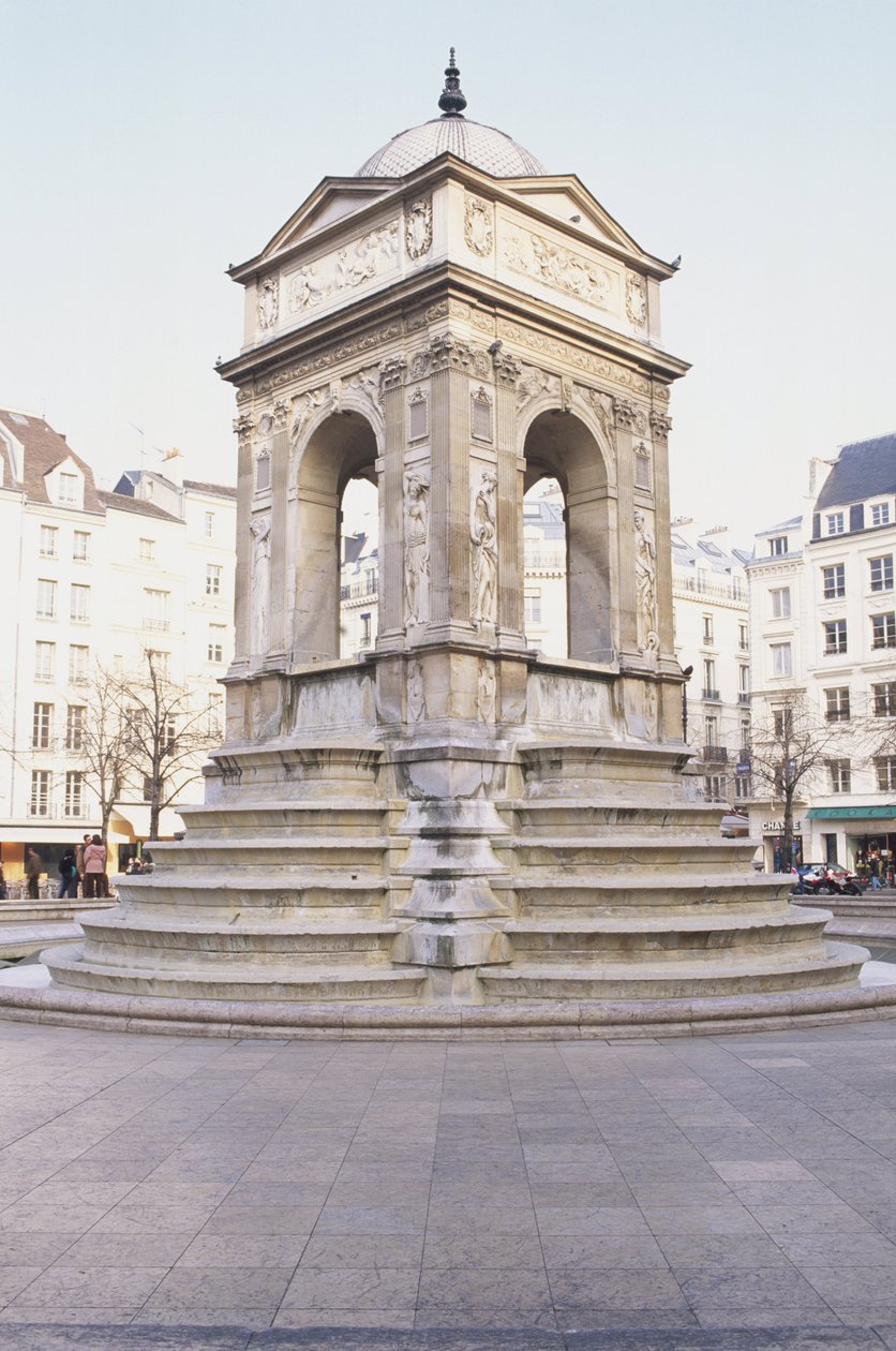 Francia, París, Fuente de los Inocentes, fuente de piedra con escalones. de Jean and Lescot Pierre Goujon