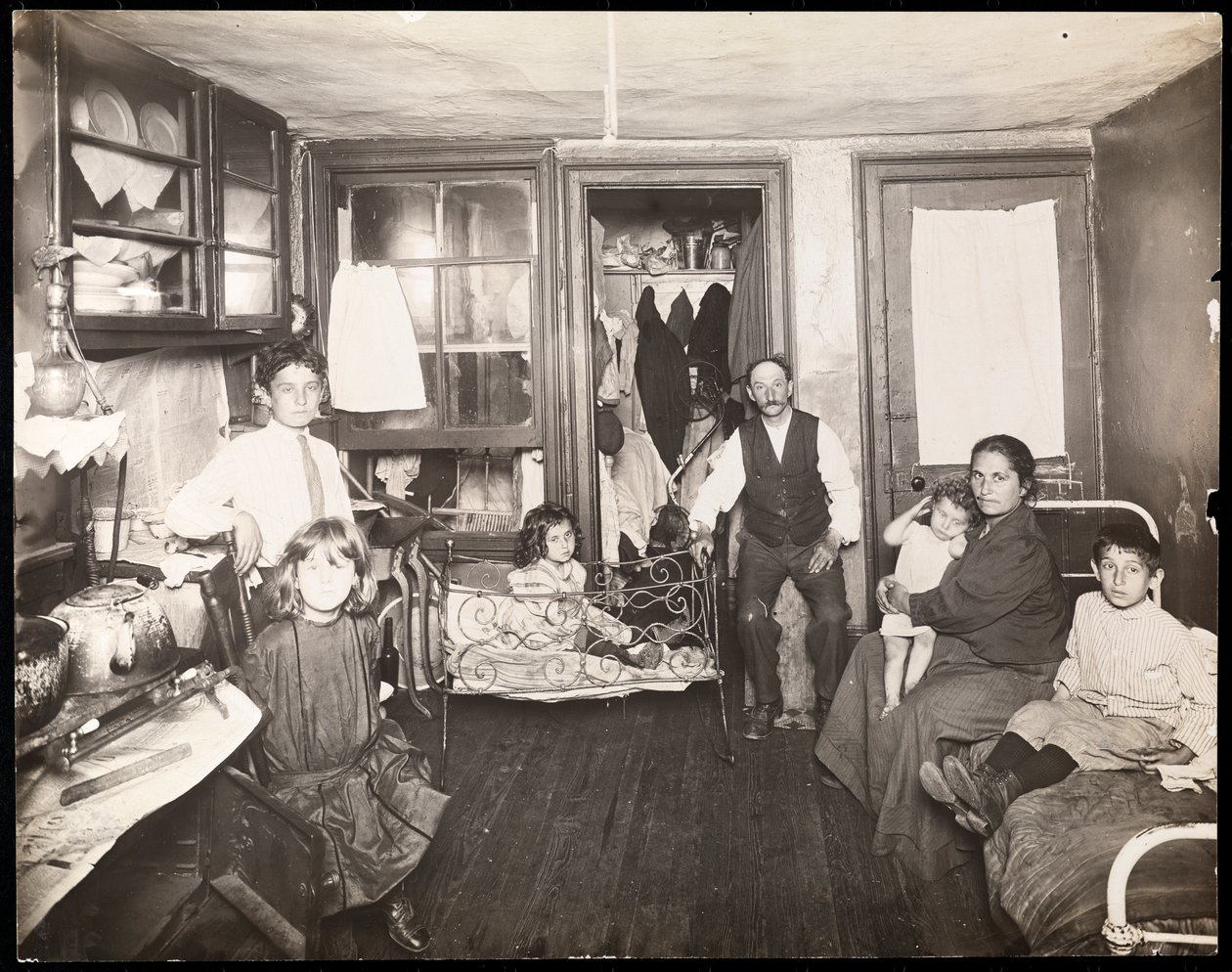 Familia en una habitación en una casa de vecindad, c.1910 de Jessie Tarbox Beals