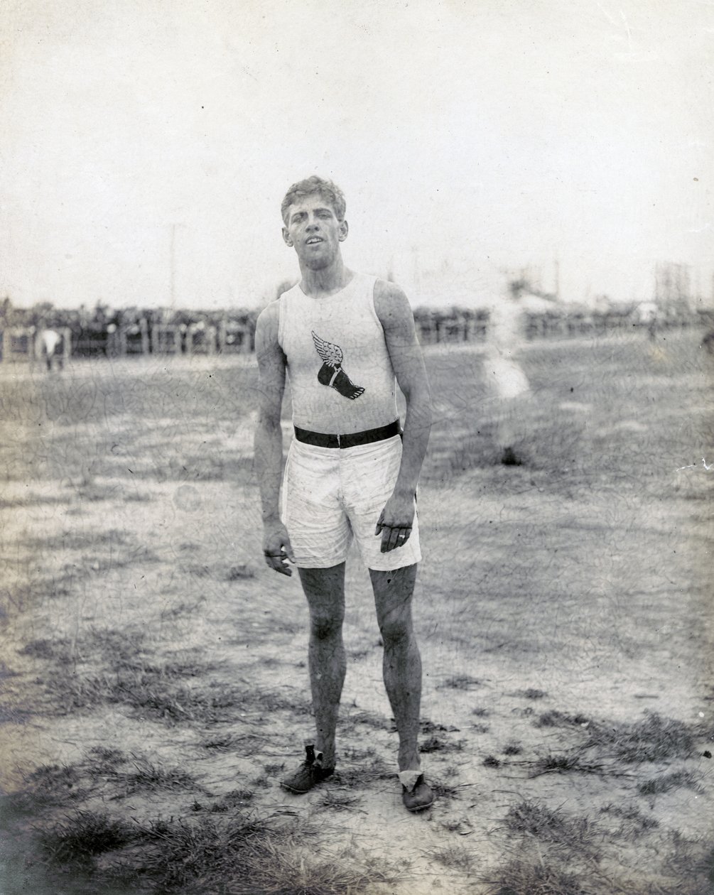 H.L. Hillman del New York Athletic Club, de pie y mirando a la cámara de Jessie Tarbox Beals