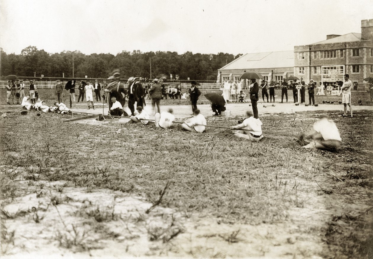 Fotografía horizontal de dos equipos compitiendo en tira y afloja de Jessie Tarbox Beals