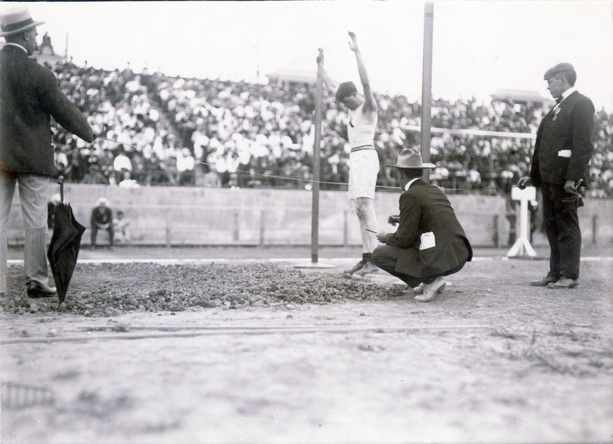 Ray Ewry del New York Athletic Club compitiendo en el salto de longitud en los Juegos Olímpicos de 1904. Ewry ganó el evento de Jessie Tarbox Beals