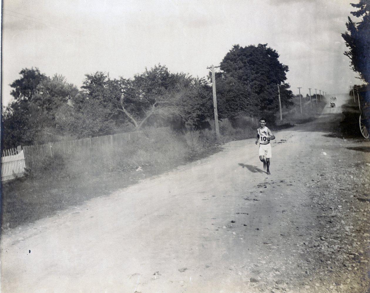 Sam Mellor del Club Atlético Mohawk corriendo solo, a lo largo del camino de tierra, en la carrera de maratón en los Juegos Olímpicos de 1904 de Jessie Tarbox Beals