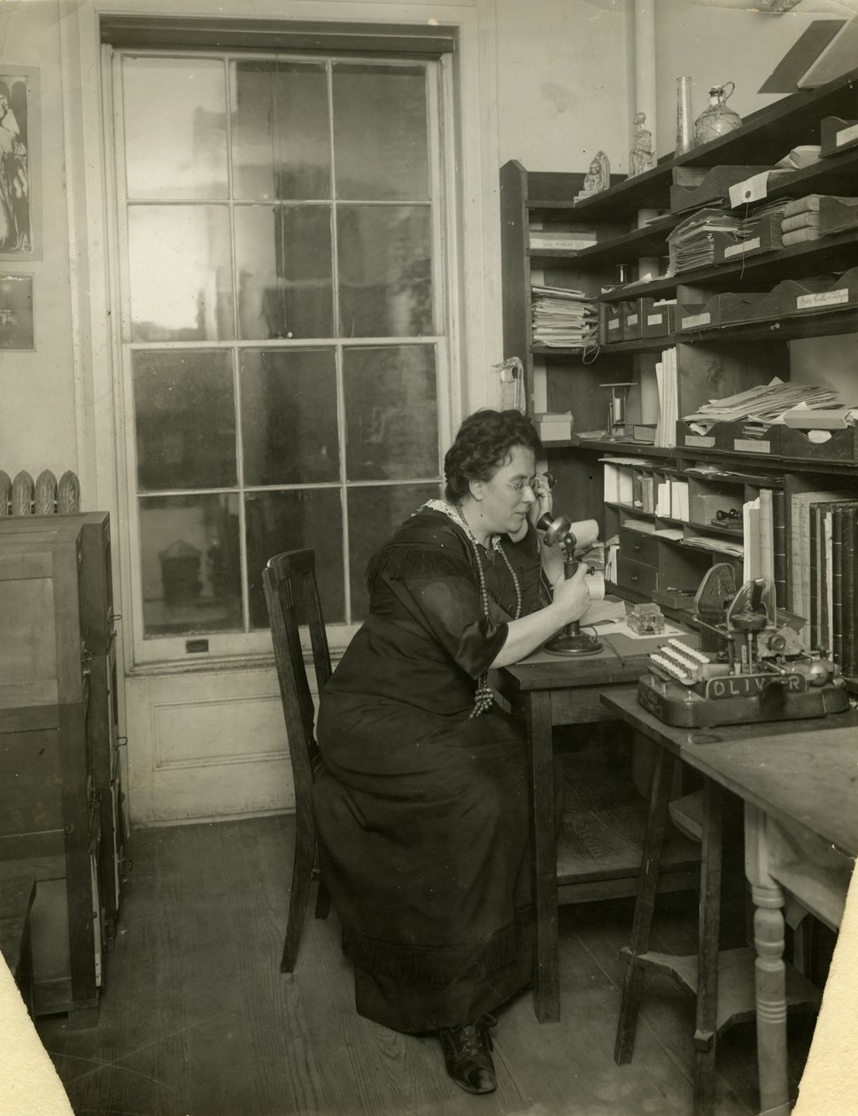 Beals en su estudio, c.1912-18 de Jessie Tarbox Beals