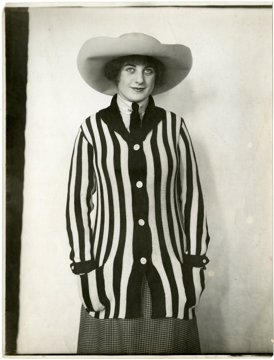 Suéter blazer y sombrero de fieltro, Forsythe, c.1905-18 de Jessie Tarbox Beals