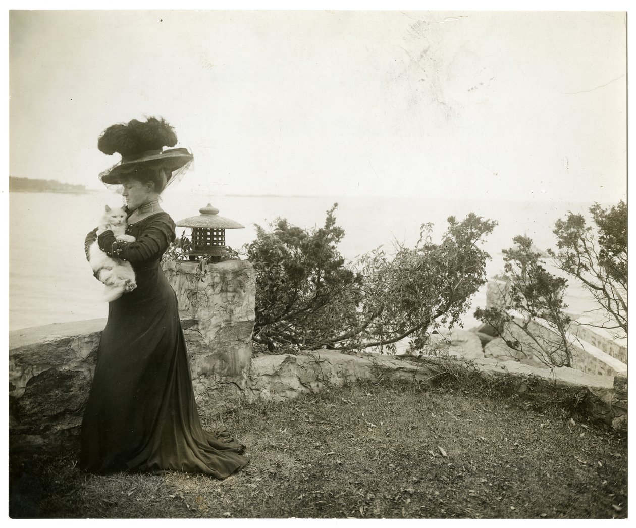 Ella Wheeler Wilcox en Sound Beach, Conn, c.1905-11 de Jessie Tarbox Beals