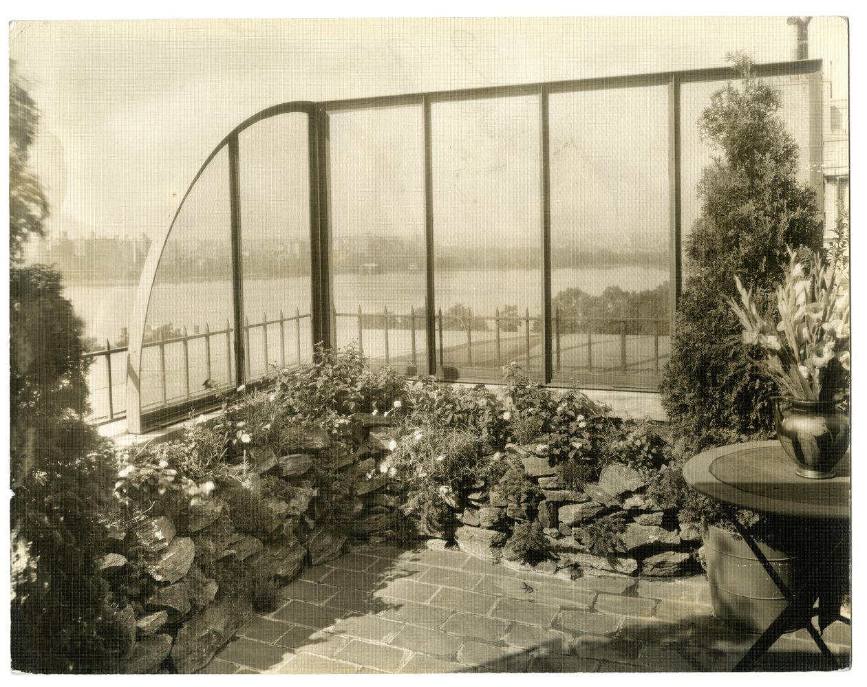 Jardín de la Sra. Regina Jais, c.1936-37 de Jessie Tarbox Beals