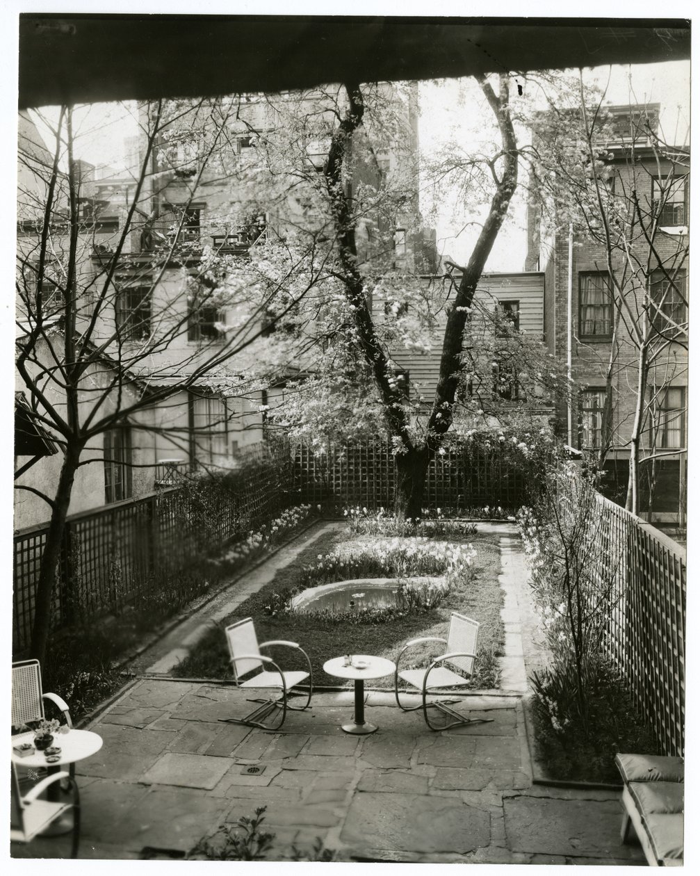 Jardín de la Sra. W H Wells 265 W 11th de Jessie Tarbox Beals