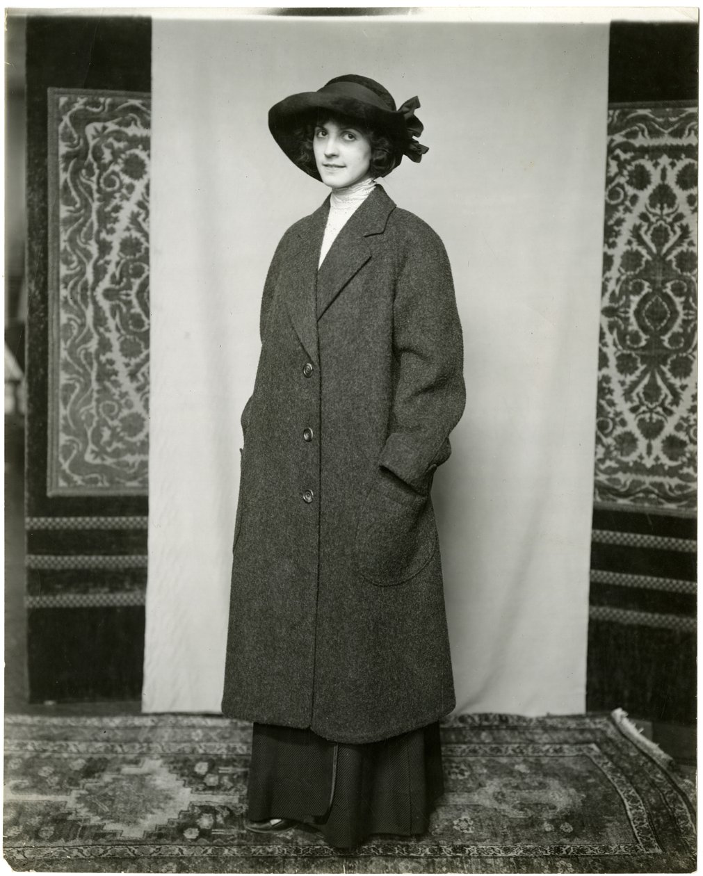 Abrigo gris, Arnold & Constable, c.1905-18 de Jessie Tarbox Beals