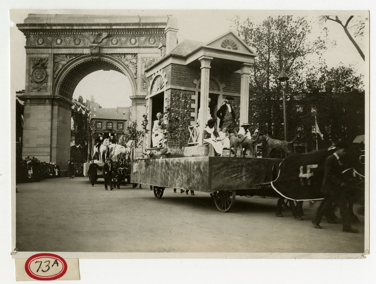 Desfile Histórico Flotador de Casa Colonial No 27 de Jessie Tarbox Beals