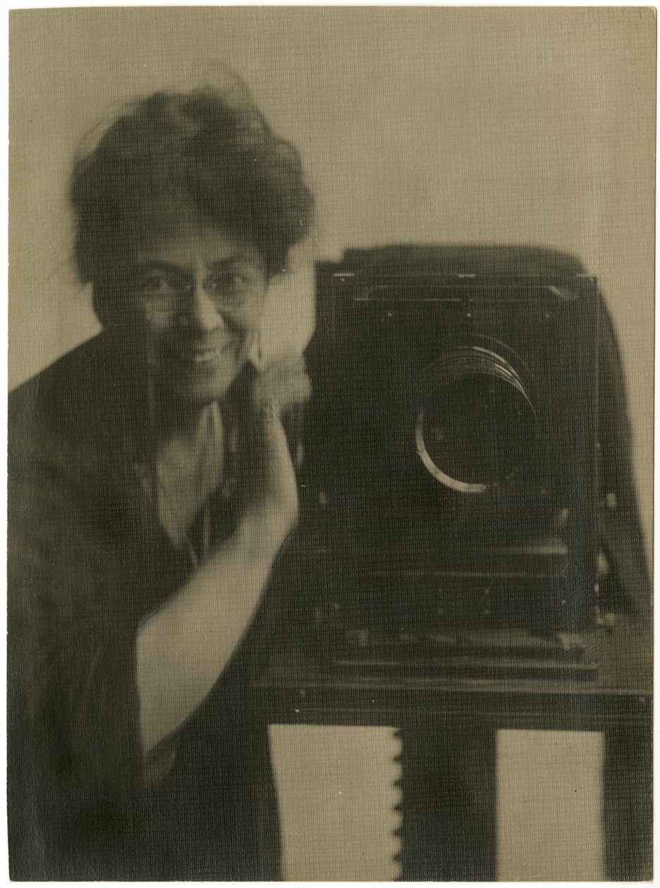 Jessie Tarbox Beals, autorretrato con cámara, c.1918-20 de Jessie Tarbox Beals