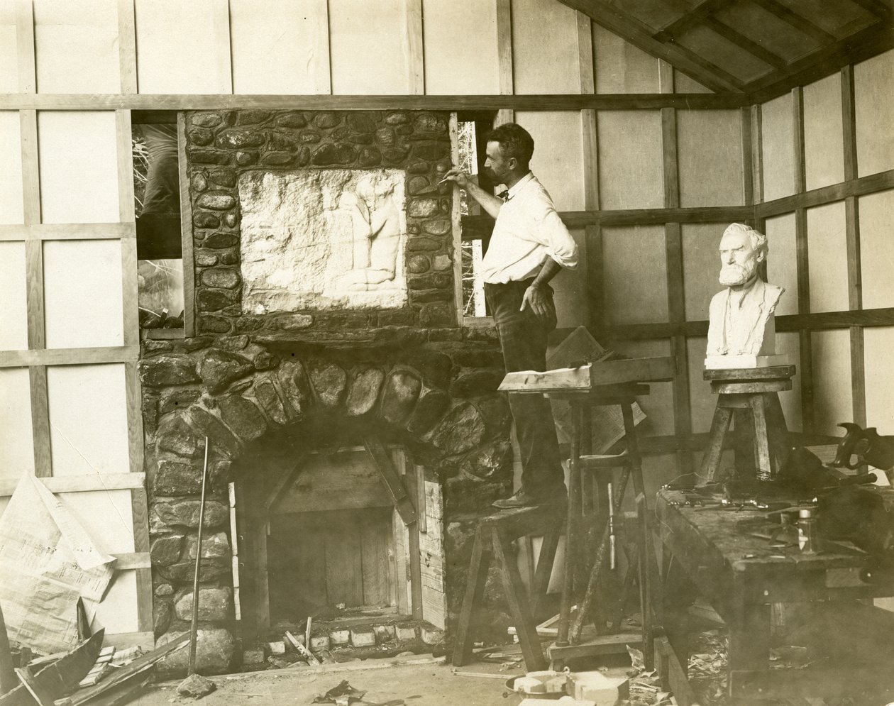 Karl Bitter (escultor) construyendo su propia chimenea de Jessie Tarbox Beals