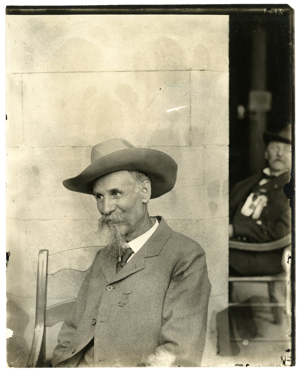Hombre con sombrero y medalla, c.1905-40 de Jessie Tarbox Beals
