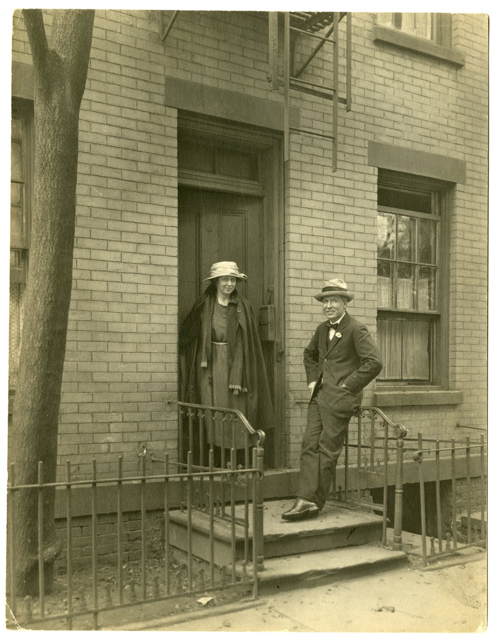 Mr Llewelyn Powys, autor y su esposa, c.1905-40 de Jessie Tarbox Beals