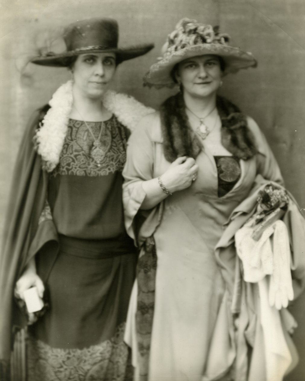 Sra. Coolidge y su amiga Sra. Frances Parkinson Keyes, 1924 de Jessie Tarbox Beals