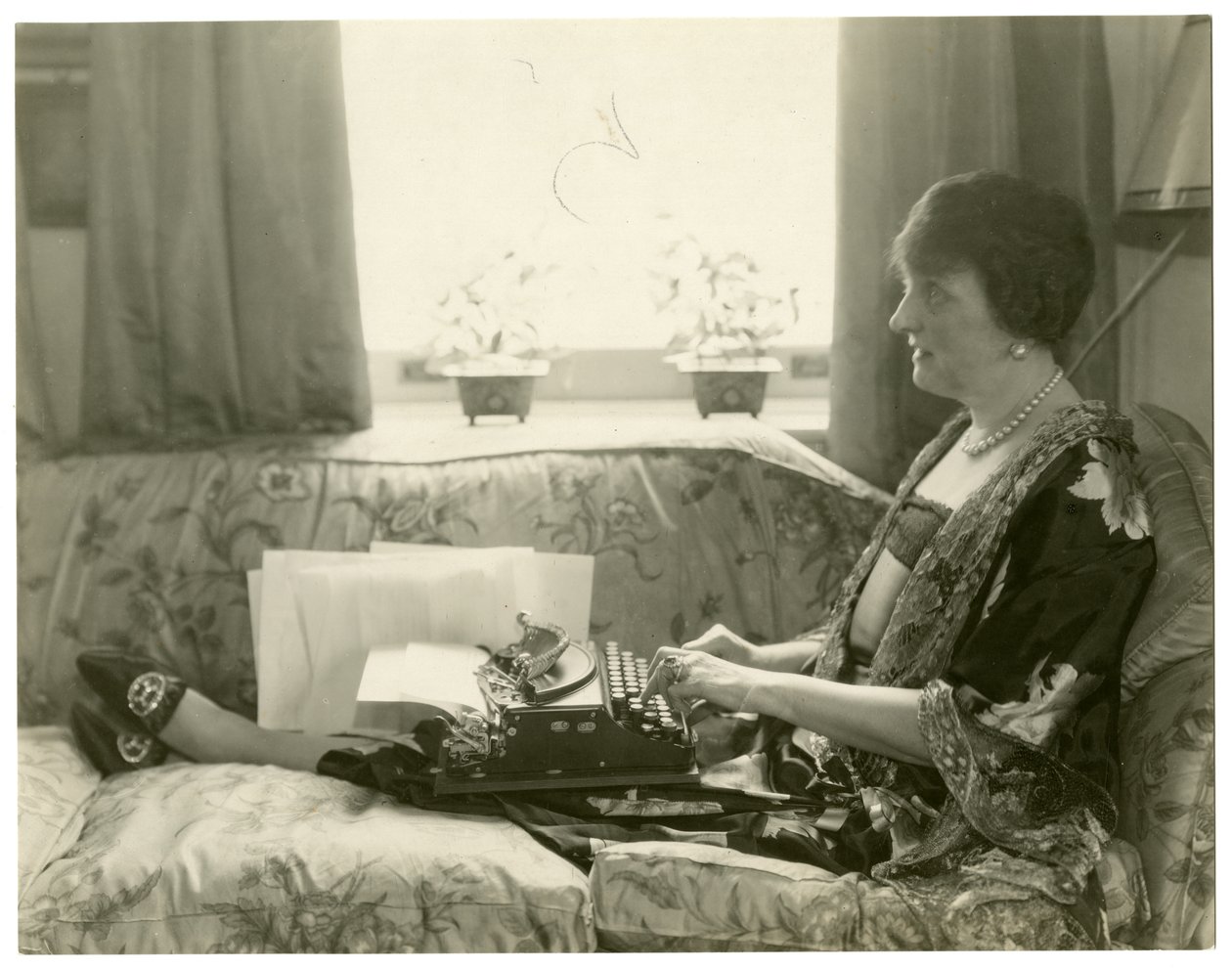 Sra. Emily Post, autora de Etiquette, c.1926-28 de Jessie Tarbox Beals