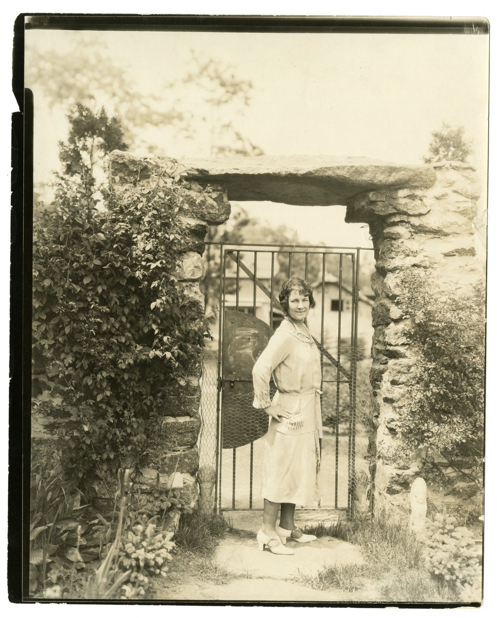 Sra. Ernest Thompson Seton de Greenwich Conn, Presidenta Nacional de la Liga de Mujeres Escritoras Americanas que zarpa el 18 de junio con la Expedición de Campo para explorar las partes altas del Amazonas de Jessie Tarbox Beals