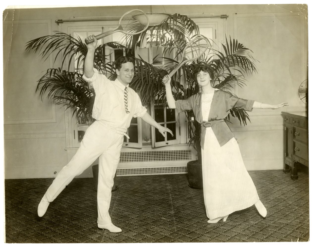 Nuevos bailarines parisinos Señor Sebastian y Mme Mann - bailaron en la inauguración del jardín en la azotea Albemarle Hoffman de Jessie Tarbox Beals