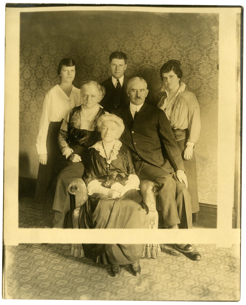 La anciana es la Sra. Lyman James, hermana de Marshall Field, c.1905-28 de Jessie Tarbox Beals