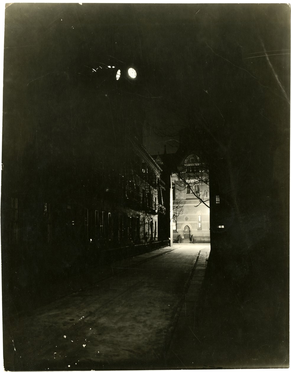 Patchin Place de noche, Greenwich Village, Nueva York, EE.UU., c.1905-20 de Jessie Tarbox Beals