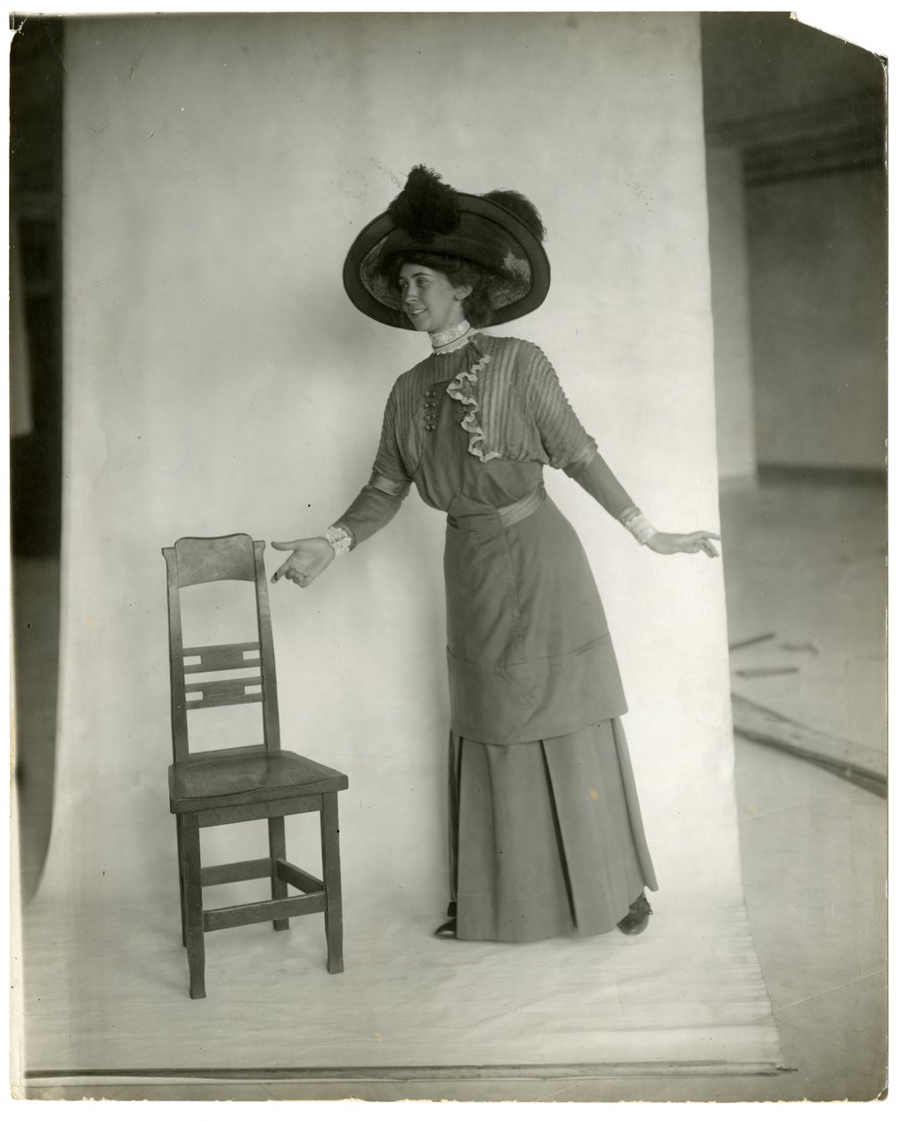 "Por favor, siéntese" Postura correcta de piernas, cuerpo, brazos y manos de Jessie Tarbox Beals