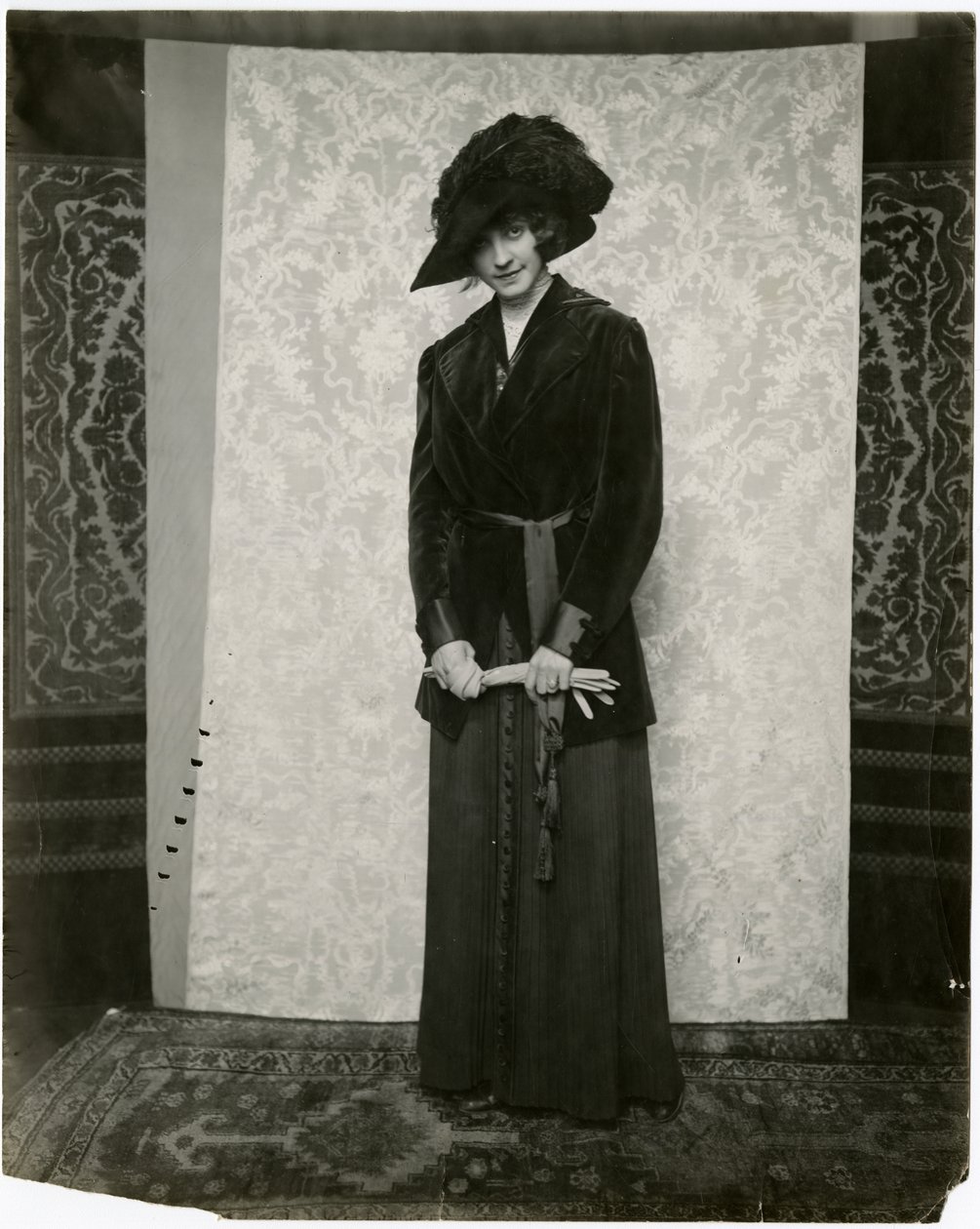 Traje de terciopelo rojo con falda plisada, Arnold & Constable, c.1905-18 de Jessie Tarbox Beals