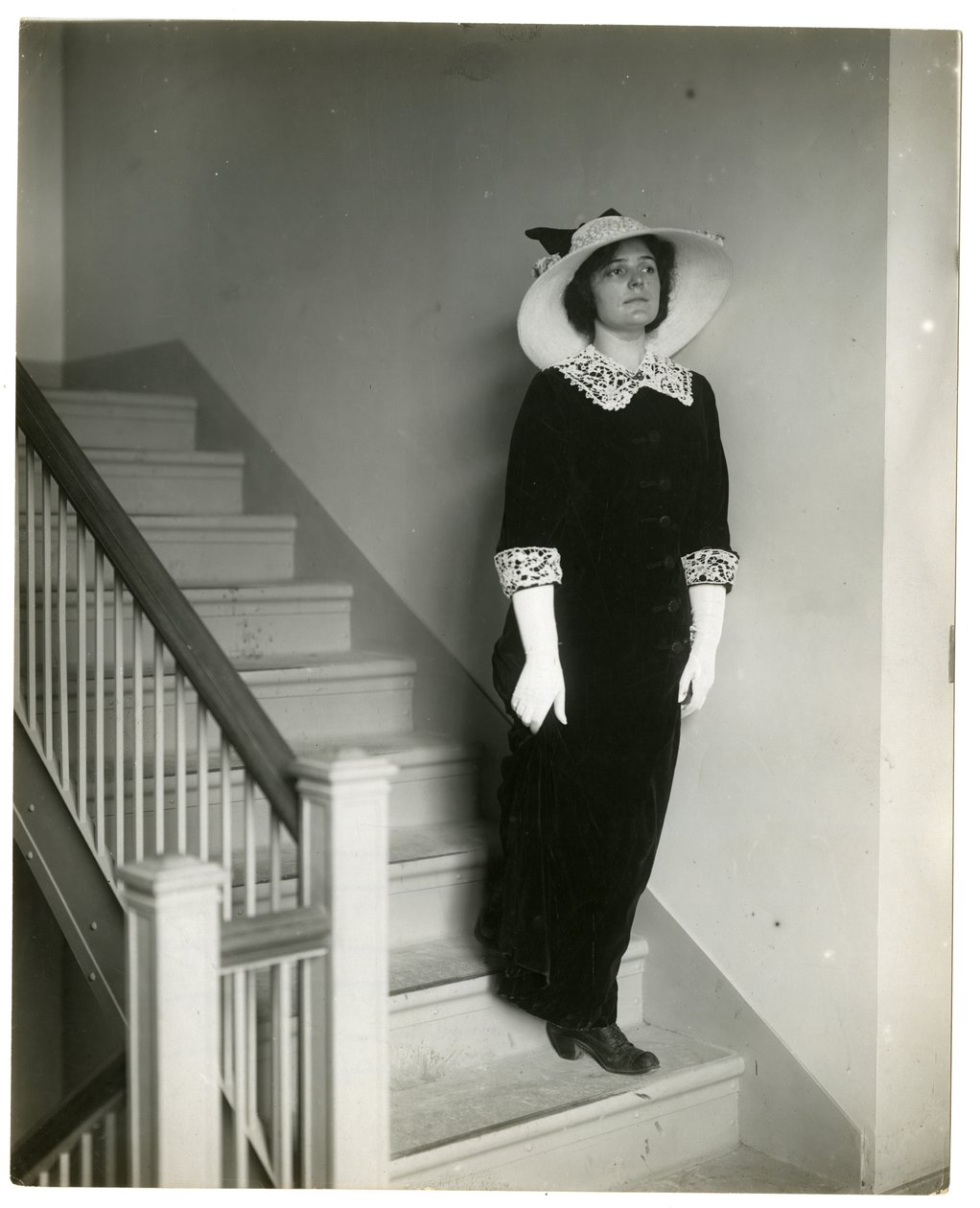 Forma correcta de bajar las escaleras, c.1905-18 de Jessie Tarbox Beals