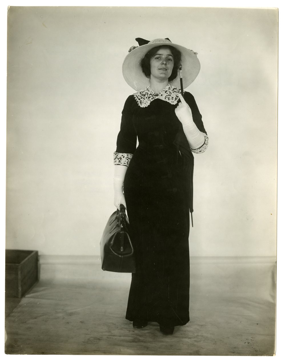 Forma correcta de llevar una bolsa y un paraguas, c.1905-18 de Jessie Tarbox Beals