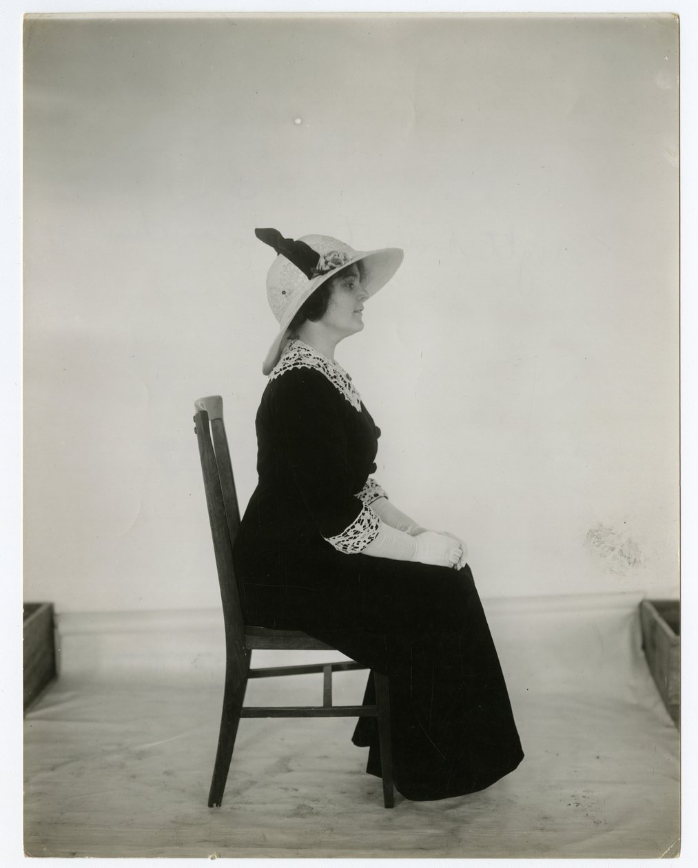 Forma correcta de sentarse en una silla, c.1905-18 de Jessie Tarbox Beals