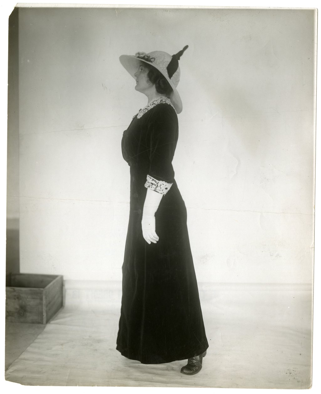 Forma correcta de pararse al caminar, c.1905-18 de Jessie Tarbox Beals