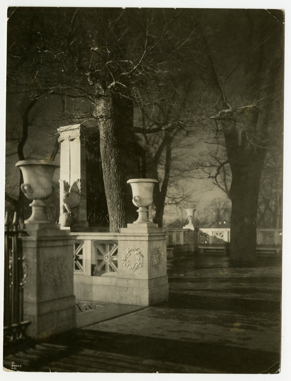Memorial de Shaw por la noche, Boston, EE.UU., c.1902-10 de Jessie Tarbox Beals